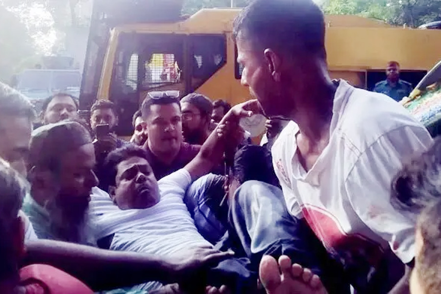 শাহবাগে সহকারী শিক্ষকদের পদযাত্রায় পুলিশের সাউন্ড গ্রেনেড নিক্ষেপ