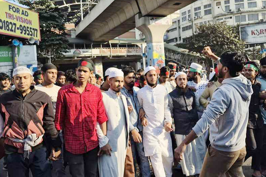 হাদির মৃত্যুর প্রতিবাদে শাহবাগে জড়ো হচ্ছে ছাত্র-জনতা
