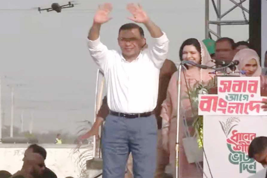 সিরাজগঞ্জে জনসভার মঞ্চে তারেক রহমান