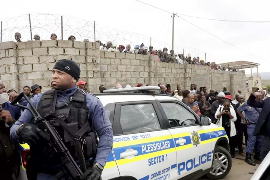 বন্দুকধারীদের হামলায় নিহত ১১, আহত অর্ধশতাধিক