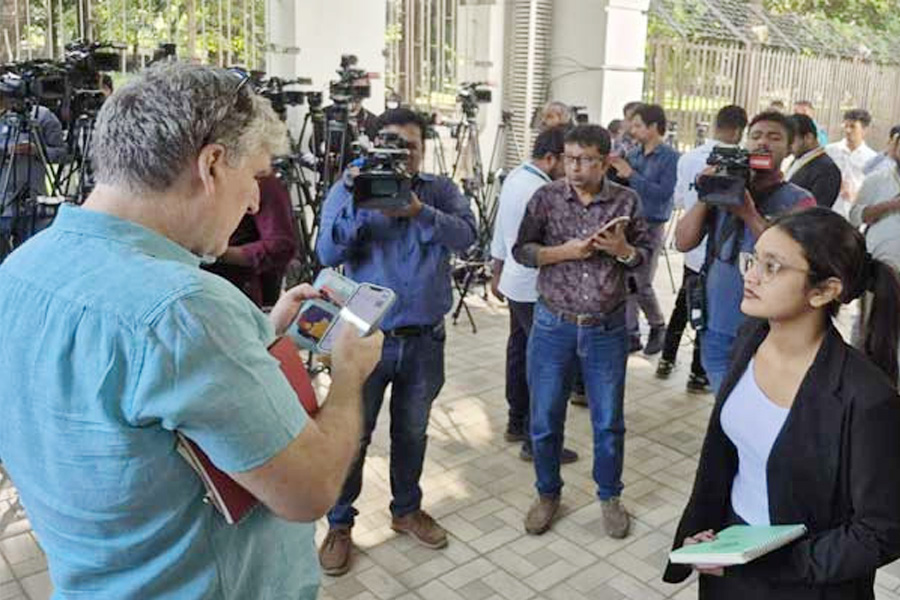 ট্রাইব্যুনালে দেশি-বিদেশি গণমাধ্যমকর্মীদের ভিড়