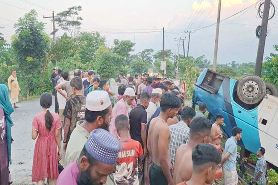 ঘুরতে এসে সকালেই সড়কে ঝরল মা-মেয়ের প্রাণ