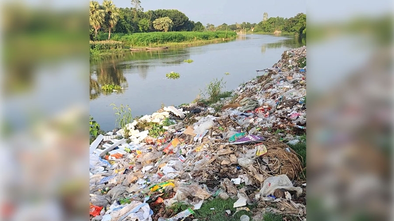 রাজশাহী বাগমারার বারনই নদীর পাড় এখন ডাম্পিং স্টেশন