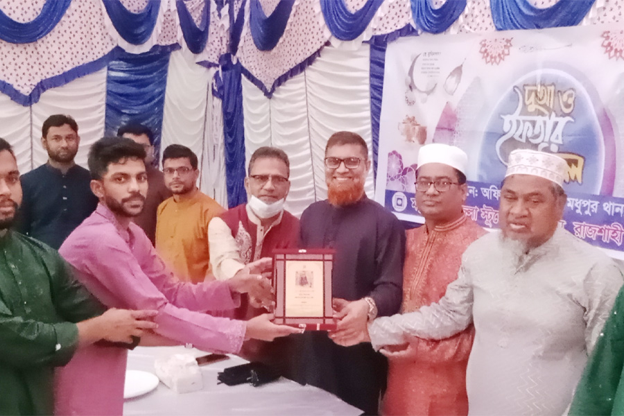 রাবি শিক্ষার্থীদের দোয়া-ইফতার মাহফিল, সম্মাননা ক্রেস্ট প্রদান