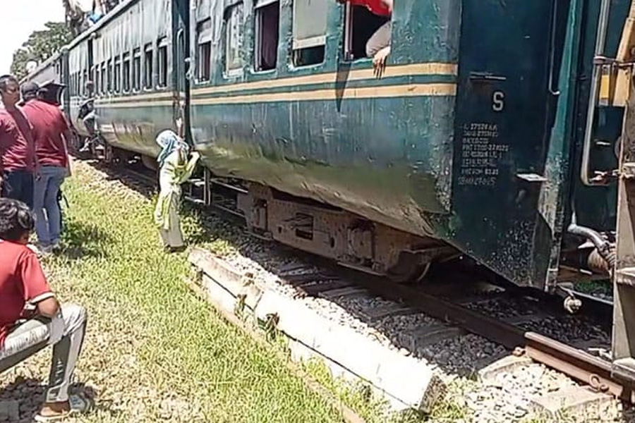 তালশহরে লাইনচ্যুত বগি রেখেই ছাড়লো ট্রেন