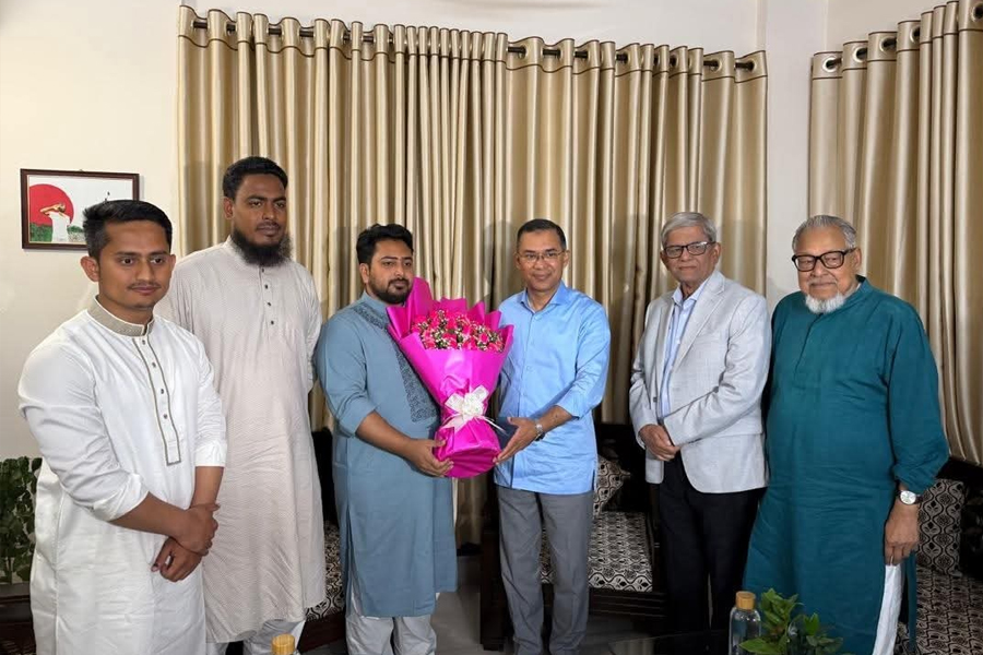 নাহিদ ইসলামের বাসায় ফুল নিয়ে তারেক রহমান