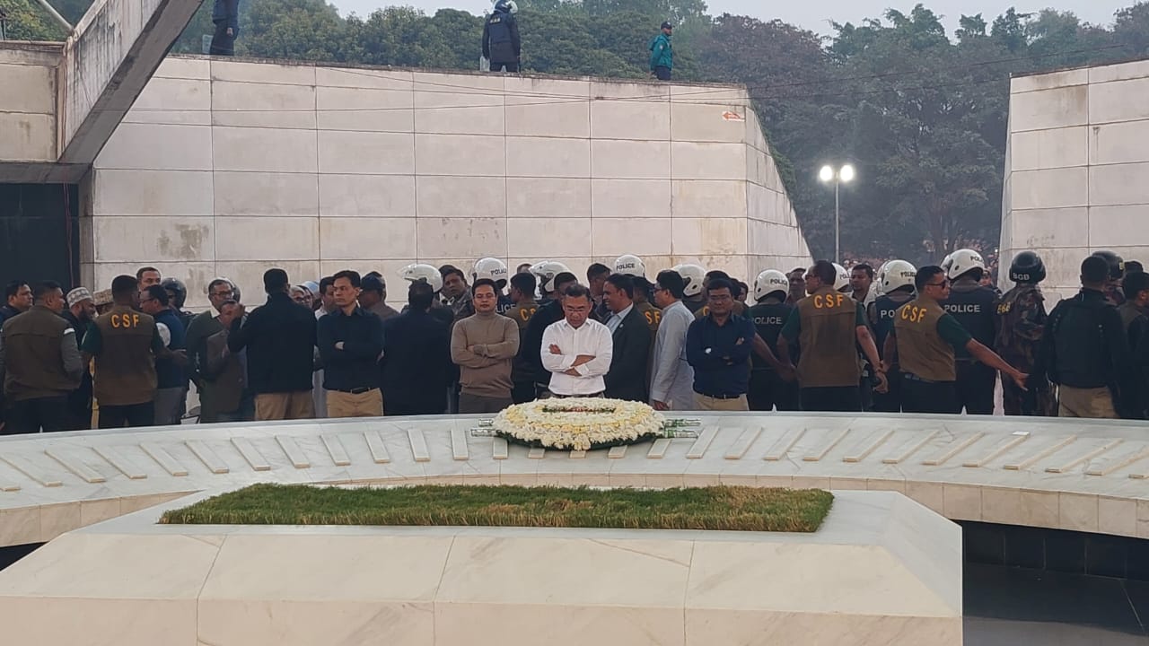 দেড় যুগ পর বাবার সমাধিতে তারেক রহমানের শ্রদ্ধা