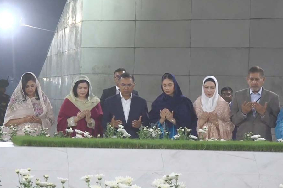 শপথের পর বাবা-মায়ের কবর জিয়ারত করলেন প্রধানমন্ত্রী তারেক রহমান