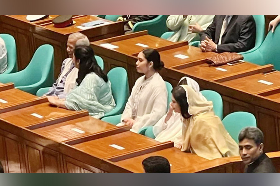 সংসদ অধিবেশনে জাইমাসহ গণ্যমান্য ব্যক্তিরা উপস্থিত ছিলেন