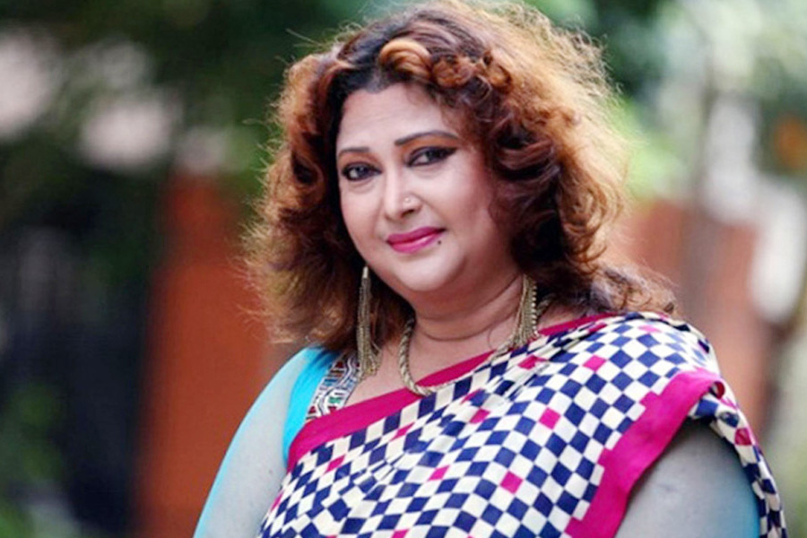 সংরক্ষিত আসনে এমপি হওয়ার আশায় মাঠে অভিনেত্রী রিনা খান