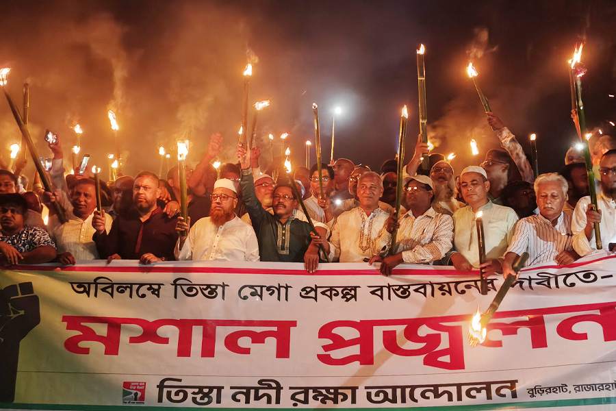 তিস্তা মহাপরিকল্পনার দ্রুত বাস্তবায়নের দাবিতে কুড়িগ্রামে মশাল প্রজ্জ্বলন