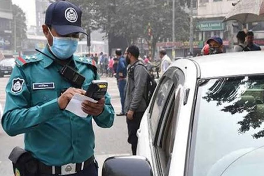 রাজধানীতে ট্রাফিক আইন লঙ্ঘনকারীদের বিরুদ্ধে ডিএমপির ট্রাফিক বিভাগের অভিযান। ছবি: সংগৃহীত