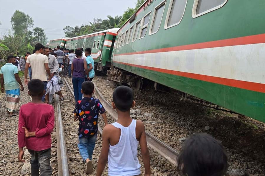 নীলসাগর এক্সপ্রেস লাইনচ্যুত: স্টেশন মাস্টার সাময়িক বরখাস্ত