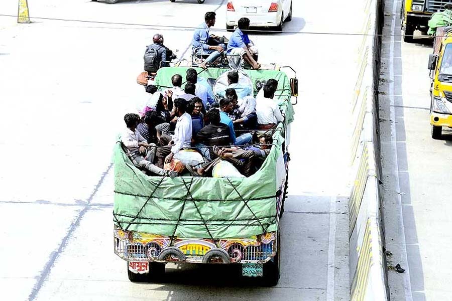 বাস-ট্রেনে ঠাঁই না পেয়ে ট্রাক-পিকআপে ঈদযাত্রা