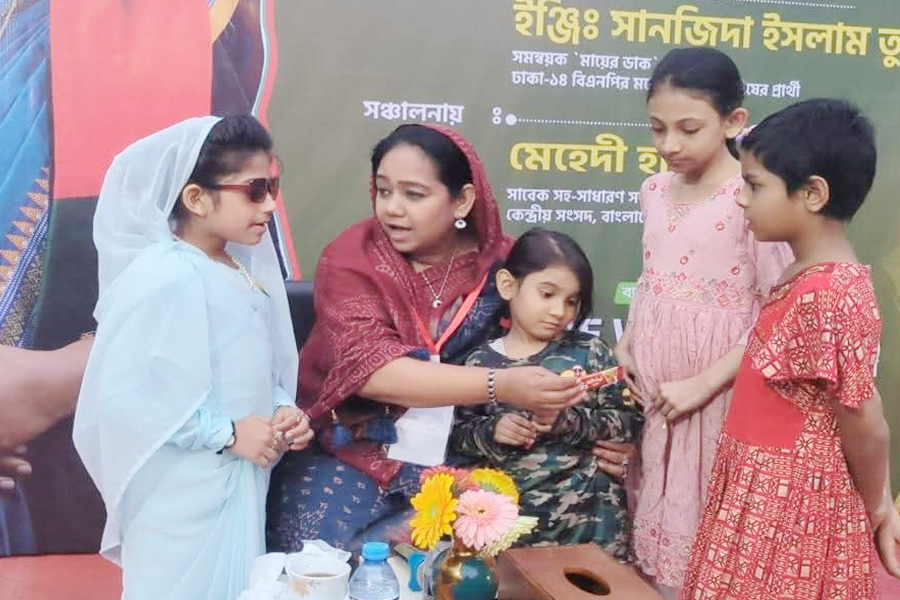 শিশুদের সাথে হৃদয় ছোঁয়া সময় কাটালেন তুলি