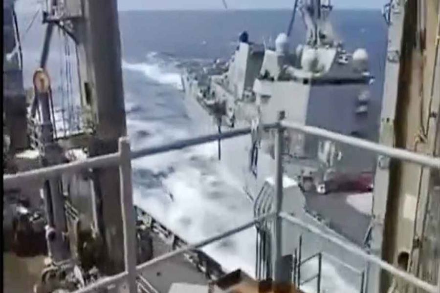 জ্বালানি ভর্তি জাহাজের সঙ্গে মার্কিন যুদ্ধজাহাজের সংঘর্ষ