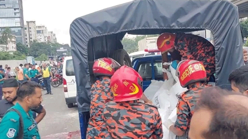 বনানীতে ট্রাকচাপায় দুই মোটরসাইকেল আরোহী নিহত