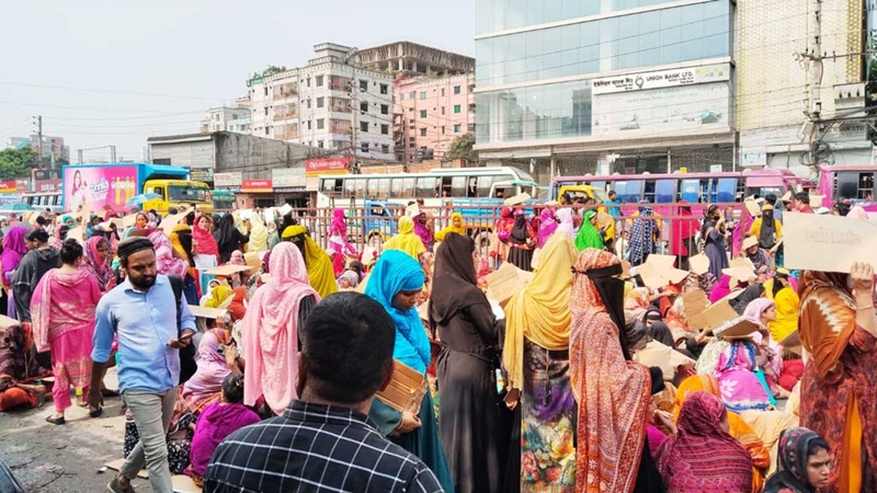 টঙ্গীতে শ্রমিকদের মহাসড়ক অবরোধ