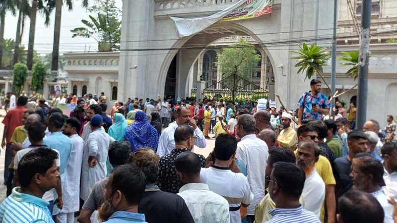 নগর ভবন থেকে সচিবালয়মুখী ইশরাক সমর্থকরা