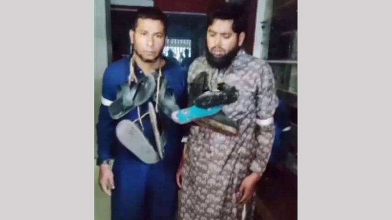 জামালপুরে জামায়াত নেতার গলায় জুতার মালা