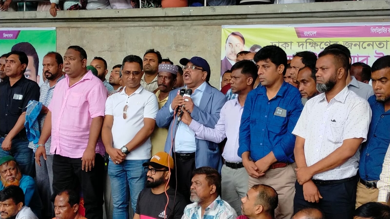 তুমুল বৃষ্টিতেও নগর ভবনে ঢাকাবাসীর অবস্থান কর্মসূচি