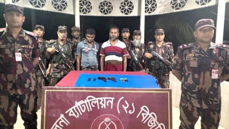 সীমান্তে বিদেশি পিস্তল ও ম্যাগাজিনসহ আটক ২