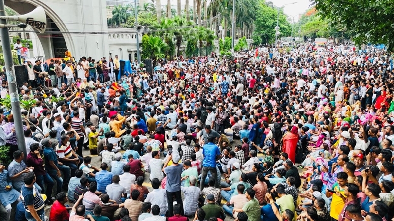 গানে গানে শ্লোগানে উত্তাল নগর ভবন এলাকা