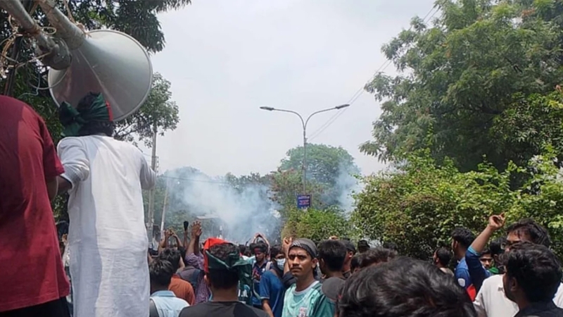 সাউন্ড গ্রেনেড ও টিয়ারগ্যাসে ছত্রভঙ্গ জবি শিক্ষার্থীদের লংমার্চ