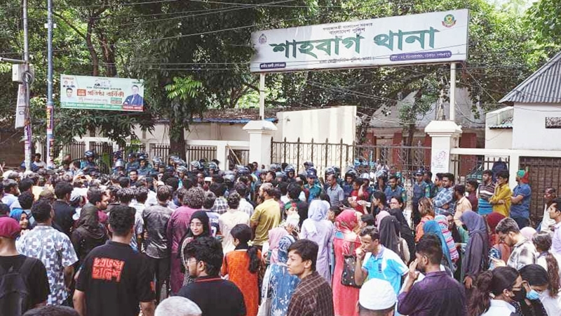 শাহবাগ থানা ঘেরাও ঢাবি শিক্ষার্থীদের