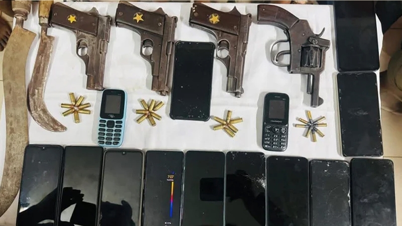 সেনাবাহিনীর অভিযানে অস্ত্র-গুলিসহ গ্রেপ্তার ১০