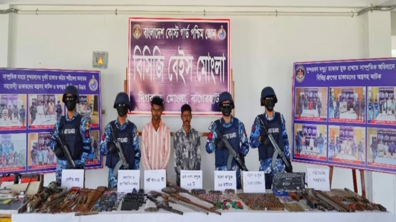 বিপুল অস্ত্রসহ সুন্দরবনের দুই ডাকাত আটক