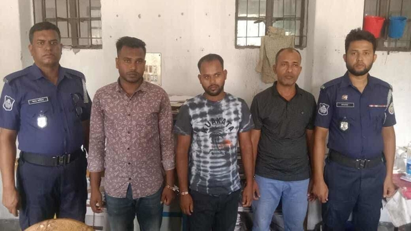 কুয়াকাটায় ছিনতাইয়ের অভিযোগে তিন জন গ্রেপ্তার