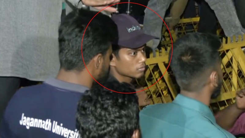 দুঃখ প্রকাশ করলেন মাহফুজকে বোতল নিক্ষেপকারী সেই তরুণ