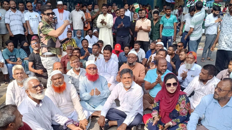নগর ভবনের সামনে কর্মচারী ইউনিয়নের বিক্ষোভ