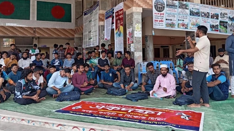 উপাচার্যের অপসারণ চেয়ে এবার বাসভবনে তালা ববি শিক্ষার্থীদের