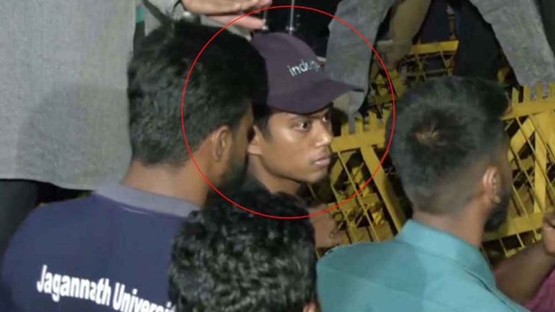 মাহফুজকে পানির বোতল ছুড়ে মারা সেই যুবক আটক