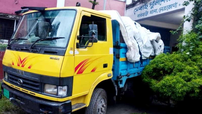 ভারতীয় শাড়ির ট্রাক আটক করে পুলিশে দিলেন বিএনপি নেতারা