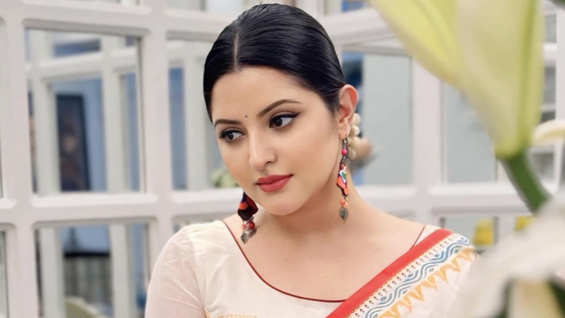পরীমনির মৃত্যুর গুজব, লাইভে এসে বললেন বেঁচে আছি