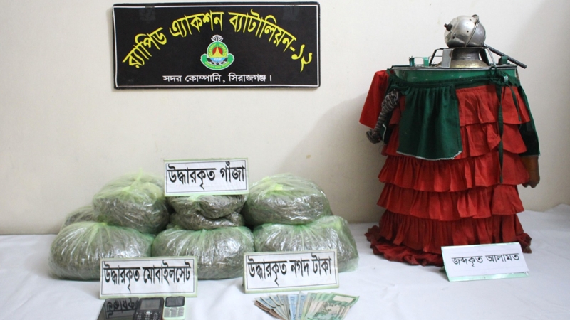চানাচুর ও চিড়া ভাজা বিক্রির আড়ালে গাঁজা বিক্রি, আটক ২