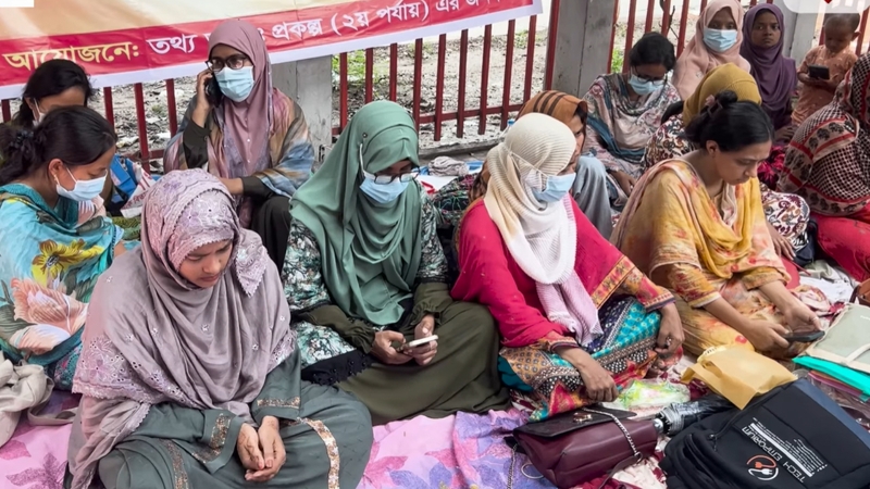 ঈদের দিনেও আন্দোলনে ‘তথ্য আপা’ প্রকল্পের কর্মীরা