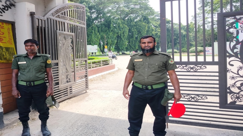 ঈদেও থেমে নেই দায়িত্ব, ক্যাম্পাস পাহারায় নিরাপত্তারকর্মীরা