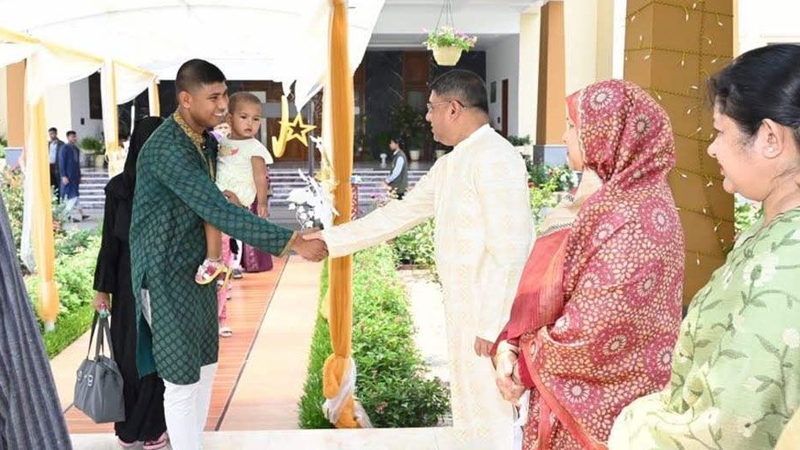 সেনা পরিবারের সঙ্গে সেনাপ্রধানের ঈদ শুভেচ্ছা বিনিময়