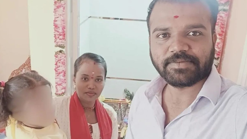 পরকীয়া সন্দেহে স্ত্রীর মাথা কেটে নিয়ে থানায় স্বামী