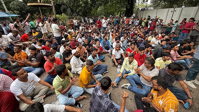 রাতভর অবস্থান, সকালেও কর্মসূচি অব্যাহত