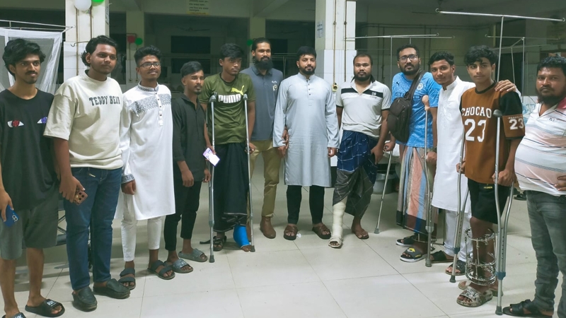 জুলাই অভ্যুত্থানে আহতদের জন্য উপহার নিয়ে হাসপাতালে ইশরাক হোসেন