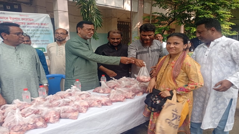 বধিরদের হাতে ঈদ উপহার তুলে দিলেন বীর মুক্তিযোদ্ধা আবদুস সালাম