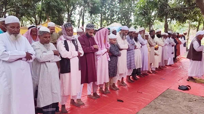 সৌদি আরবের সঙ্গে মিল রেখে দেশের বিভিন্ন স্থানে আজ ঈদ উদযাপন
