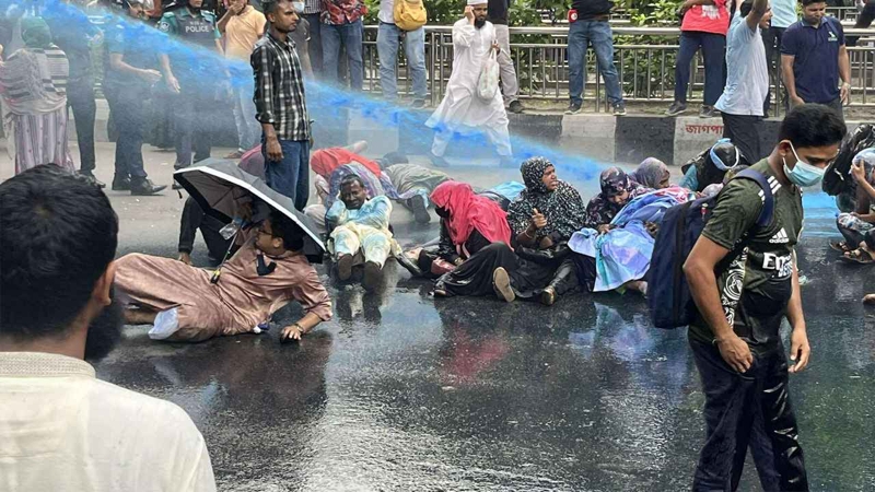 প্রেসক্লাবে আন্দোলনকারীদের ওপর জলকামান নিক্ষেপ
