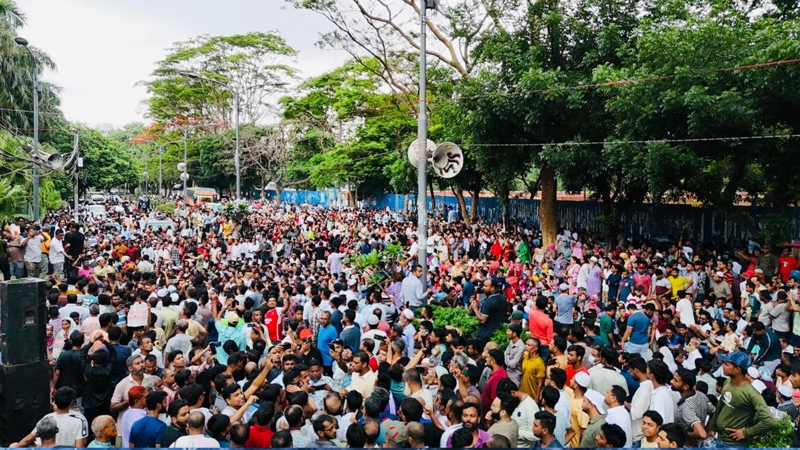 নগর ভবনের সামনে ষষ্ঠ দিনের মতো অবস্থান ঢাকাবাসীর