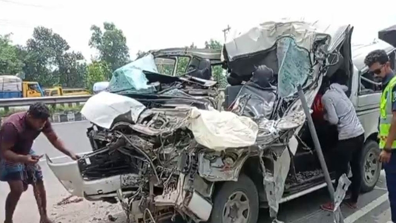 টাঙ্গাইলে সড়ক দুর্ঘটনায় একই পরিবারের  তিনজন নিহত
